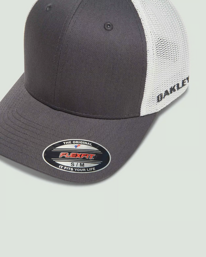 Oakley Golf Cresting Trucker  Forged Iron White
